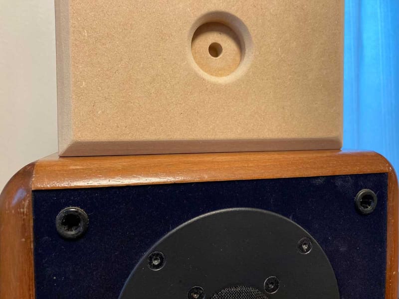 底板を浮かさずに設置すれば密閉型、スペーサーで浮かせればダブルバスレフ型になる