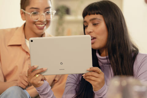 Googleタブレット本体 Googleのタブレット「Pixel Tablet」。スピーカーホルダ付き