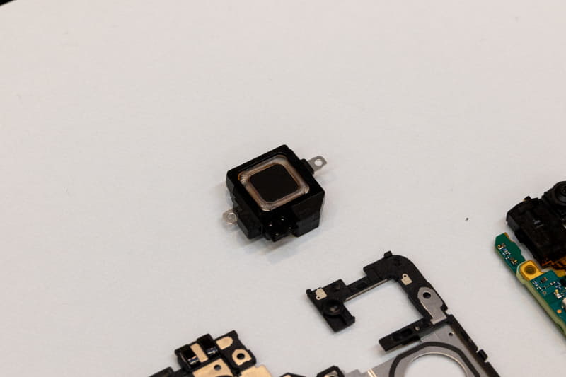 本体上部のスピーカーユニット