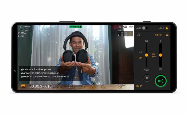 商品レビュー用機能をオンにしてVideo Proで配信を行なっているイメージ。画面左下にチャットが表示されている