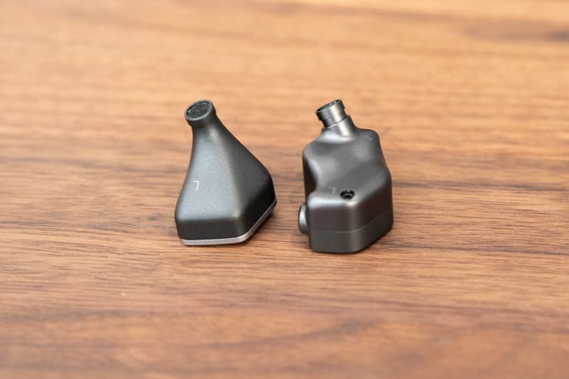 左から初代「AK ZERO1」、「AK ZERO2」。筐体の形状がかなり変わった