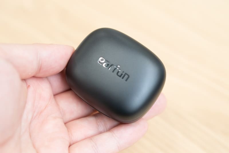 コンパクトな充電ケース