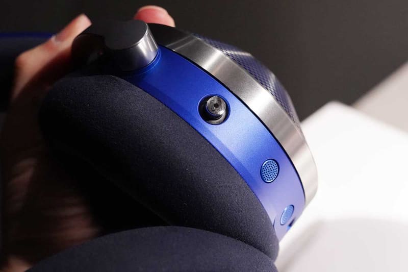 イヤーカップ部には操作用のスティックも搭載。上下左右に動かして音量調整や曲送りなどができる