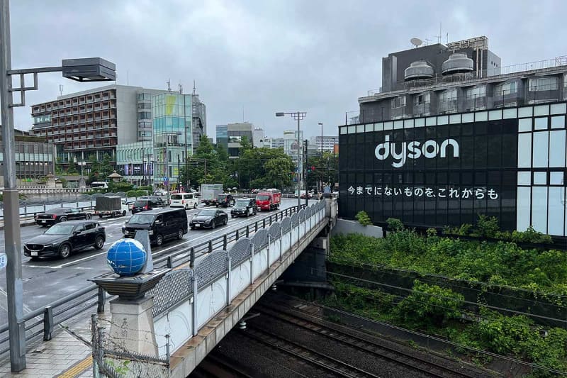 会場の原宿JingはJR原宿駅のすぐ横