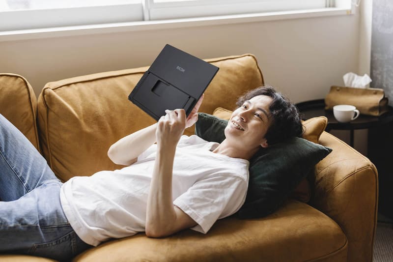 軽量さを活かし、寝転がって映画を楽しむといった使い方も可能