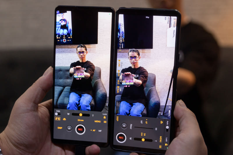 左がXperia 1 V。Video Proは横位置UIを縦持ちするとRecボタンが扱いにくい位置にあった