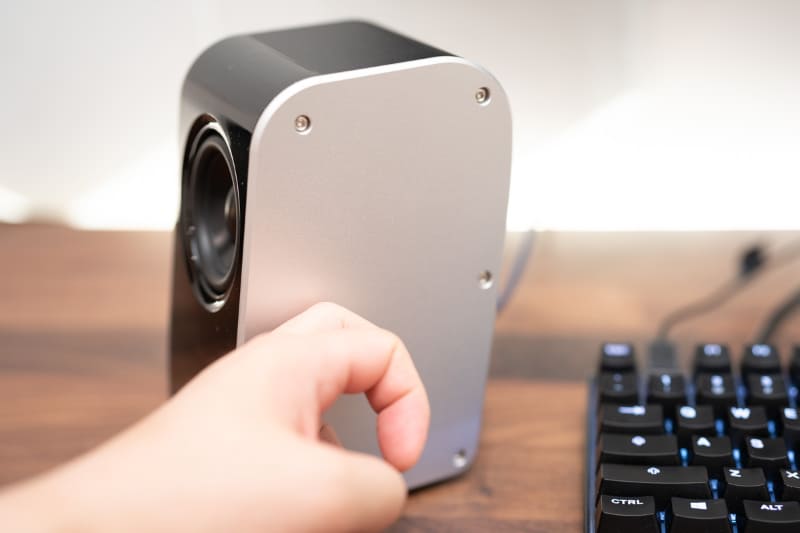 剛性が高く、指で叩いてもまったく響かない