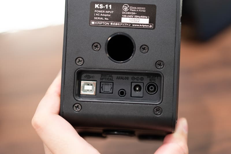 KS-11Gの背面。どちらのモデルもUSB入力、光デジタル入力、ステレオミニのアナログ入力を供え、Bluetooth受信もできる