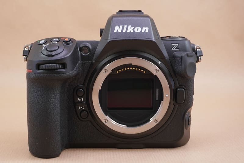 一眼カメラとしては標準的なサイズとなったZ 8ボディ