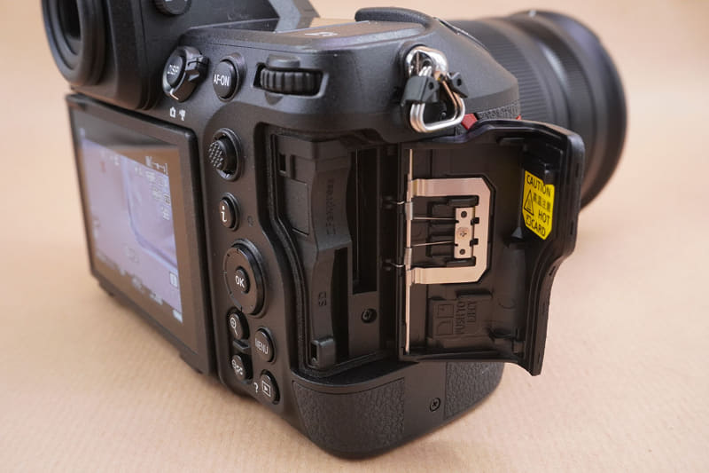 カードスロットはSDカード系も使えるように