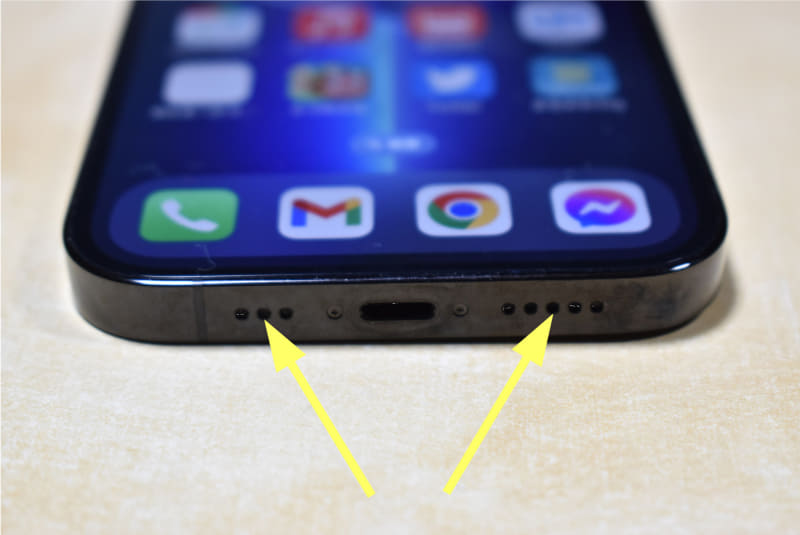 iPhone 14 Proのマイク。下部に2つ