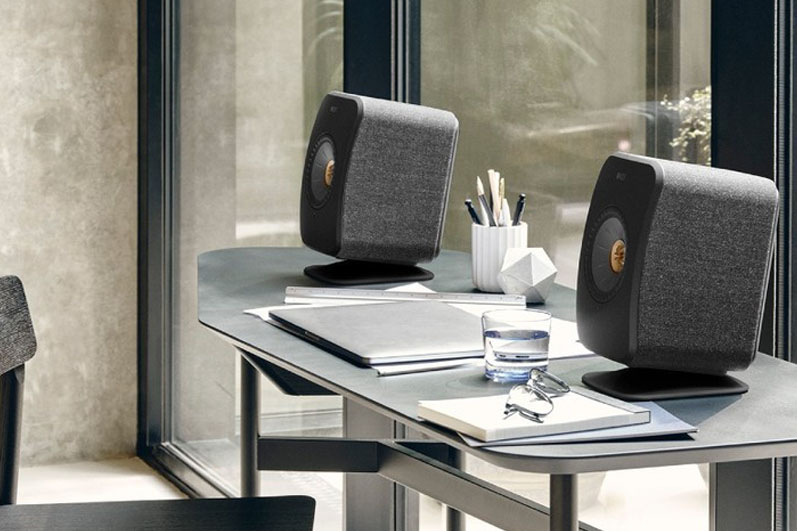 「LSX II」とデスクスタンド「P1 デスクパッド」を組み合わせたところ