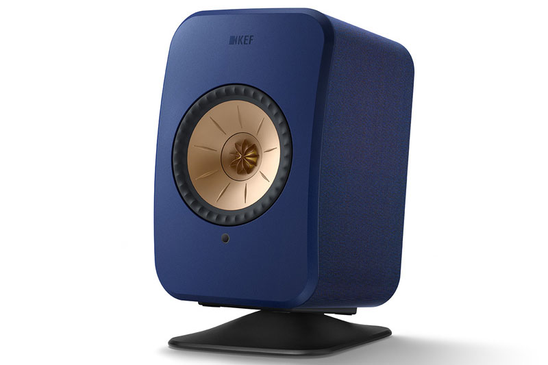 「LSX II用デスクスタンド P1デスクパッド」に乗せると、スピーカーを上向きにホールドできる