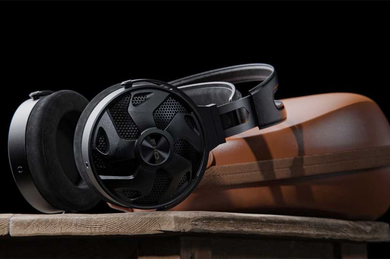 本革製の専用収納ケースも付属