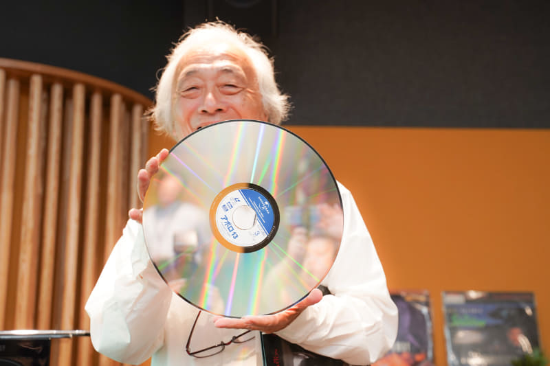 LDを取り出す麻倉氏。「LDはビクターのVHDと戦って勝ったが、なぜ勝ったかとうと、まず“光るところがよかった”最新メディア感があった」と笑う