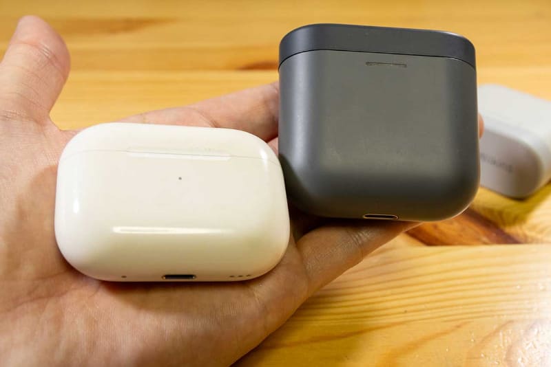 Pi5 S2(右)とAirPods Pro(第2世代/左)を並べたところ