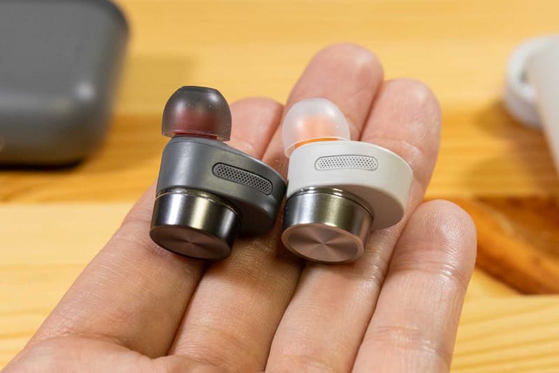 「Pi5 S2」のイヤフォン。左がストーム・グレー、右がクラウド・グレー