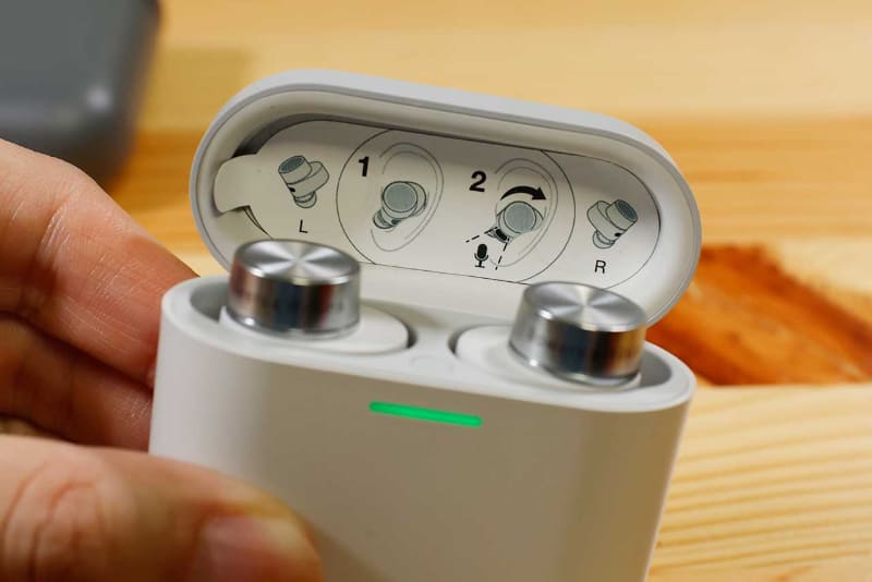 ケースの蓋裏面には、装着方法がイラストで紹介されている