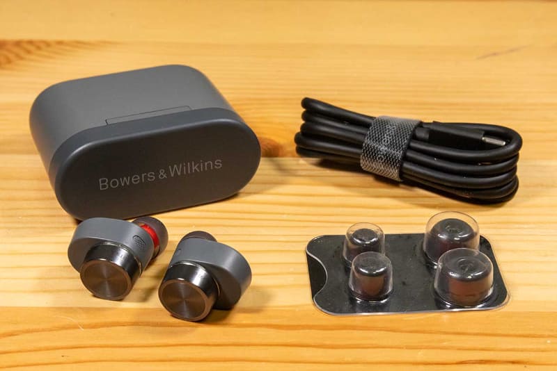 同梱物一式。充電ケーブルの結束バンドにも「Bowers & Wilkins」のロゴが入っている