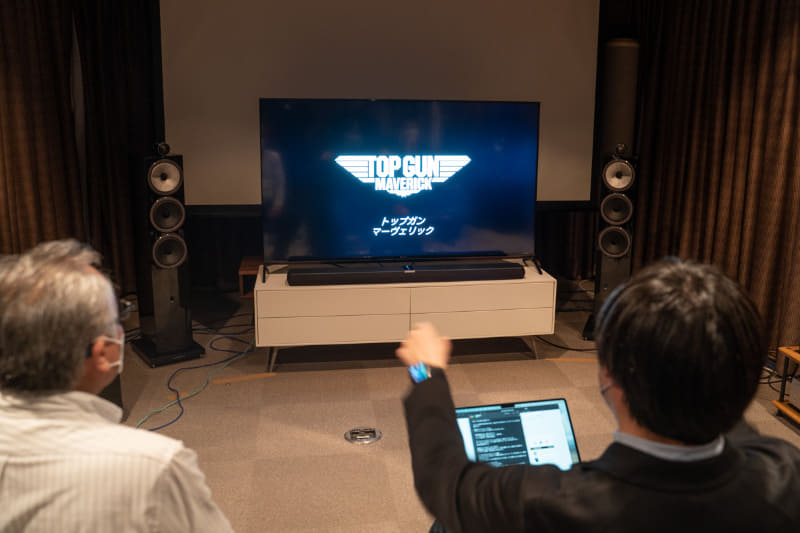 サウンドバー「Panorama 3」を試聴した筆者(右)