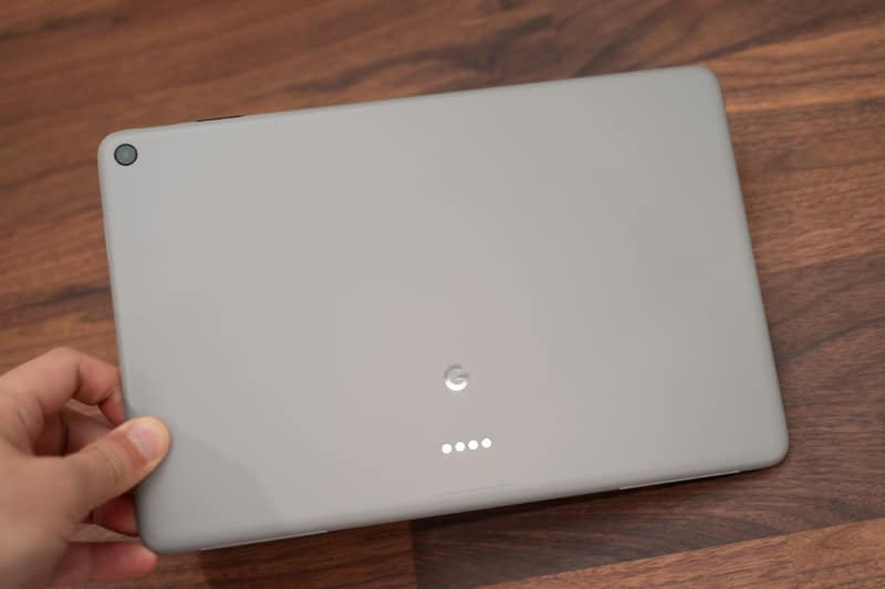 タブレット背面に充電用の端子が見える