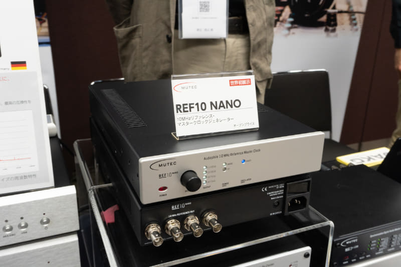 世界初展示のクロックジェネレーター「REF10 NANO」。価格は20万円代で、30万円まではいかないくらいのイメージとのこと