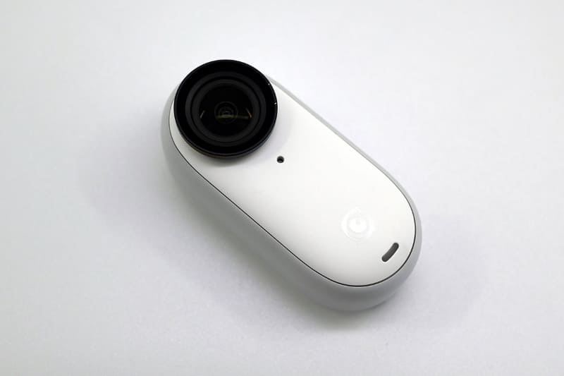 表面のロゴ部分がアクションボタンになっている