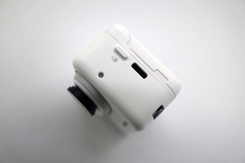 横のロックボタンを押してカメラを外す