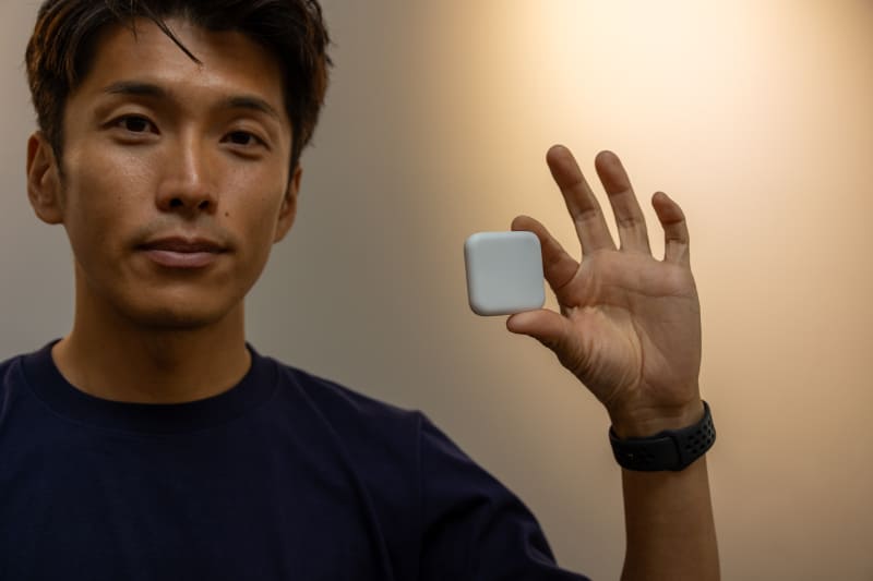 Nature代表取締役 塩出晴海氏。手に持っているのがNature Remo nano