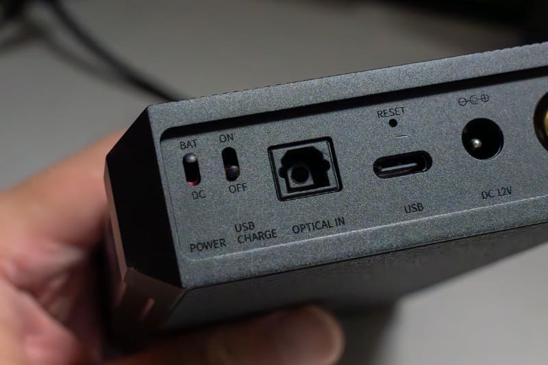 Q7の底面のスイッチを「BAT」の方に倒して条件を揃える