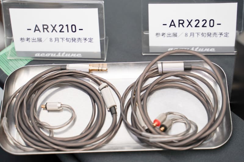交換用ケーブル「ARX210」(3.5mmアンバランス)と「ARX220」(4.4mmバランス)