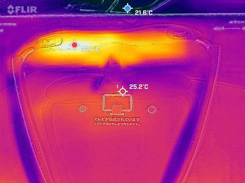 順にXREAL Air、VITURE One、Rokid Maxの発熱をチェック。Rokid Maxのみ熱源が眉間にあるのがわかる。ちょっと不快だ