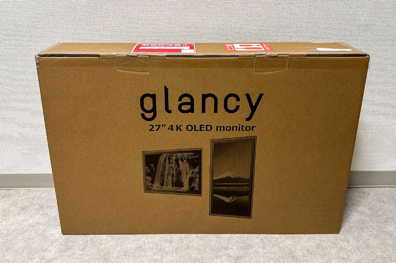 外箱。27インチとしては薄型で軽量