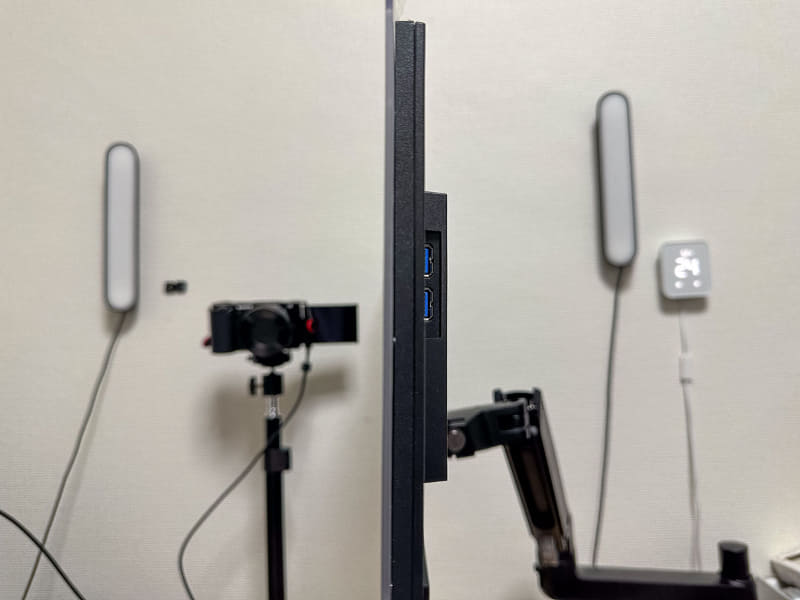 VESAマウントのディスプレイアームにつけて横から。非常に薄い