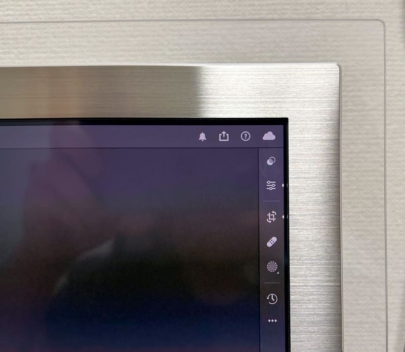 周囲に透明な飾り板があり、フレーム周りには金属板。その関係でかなり場所をとる