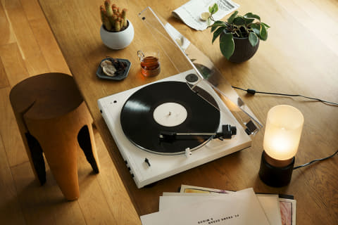 オーテク、Bluetooth送信できるレコードプレーヤーに限定ホワイト - AV