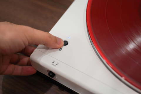 オーテク、Bluetooth送信できるレコードプレーヤーに限定ホワイト - AV