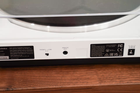 オーテク、Bluetooth送信できるレコードプレーヤーに限定ホワイト - AV