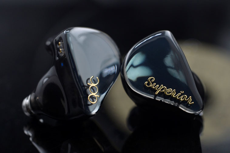 「SUPERIOR」Piano Black。こちらのカラーも光の当たり方で表情が変化する