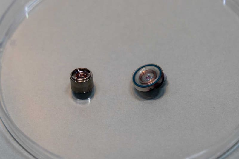 右が新開発の「ダイナミックドライバーX」。左は従来モデルに使われている6mm径ドライバー