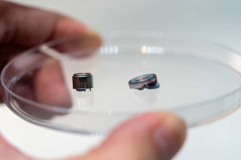 右が新開発の「ダイナミックドライバーX」。左は従来モデルに使われている6mm径ドライバー