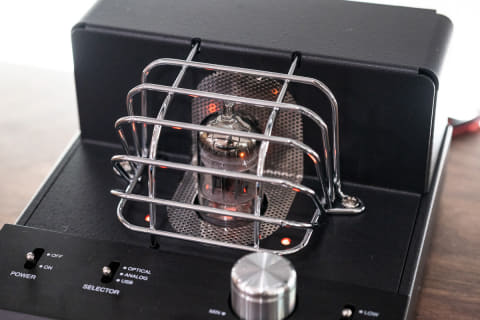 机で使える小型ハイブリッド真空管アンプ、SOUND WARRIORから