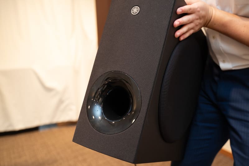 SR-B40Aのワイヤレスサブウーファーの前面には、滑らかに低音が出そうなデザインのポートが開いている