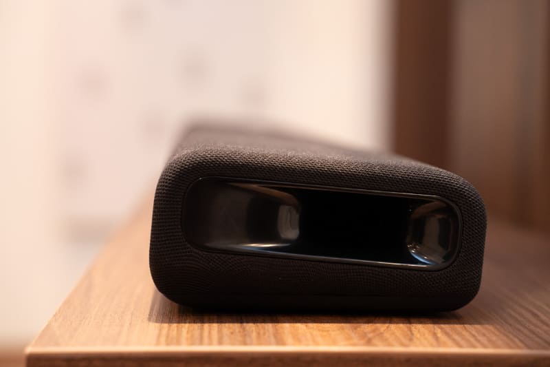 SR-B30Aを横から見たところ。斜め上を向いているのがわかる