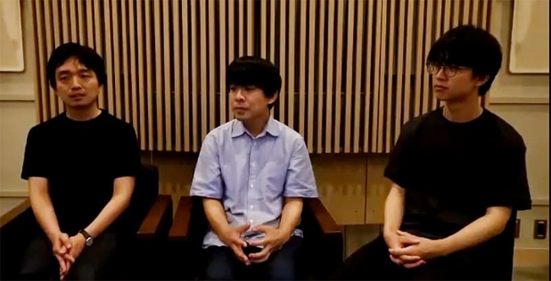 浜松にあるヤマハの試聴室とオンラインで接続、開発メンバーに話を聞いた。左からデザイン研究所 プロダクトデザイングループ 風当将文氏、CCA事業部 商品開発部L&Cグループ 藤森弘喜氏、CCA事業部 事業開発部ホームオーディオグループ 山本祐己氏