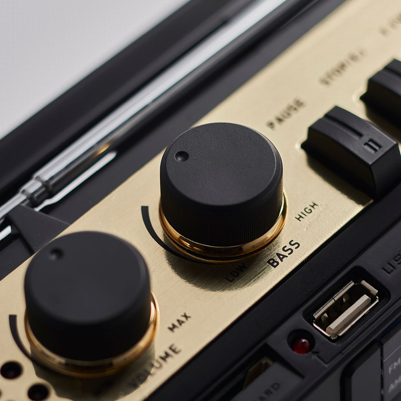 低音域を調整できるBASSつまみ搭載