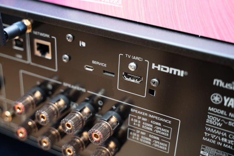 R-N1000Aの背面。HDMI ARCを備えている