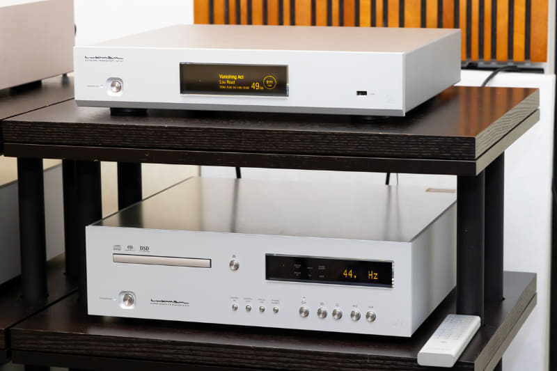 NT-07(上段)と、SACDプレーヤー「D-07X」(825,000円)