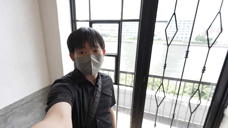 「α7C II」で自撮りした動画の一コマ。上が「手ブレ補正:スタンダード」で、下が「手ブレ補正:アクティブ」