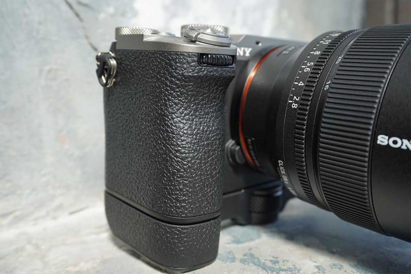 「α7CR」のグリップ部。人差し指がかかる窪みが深くなった